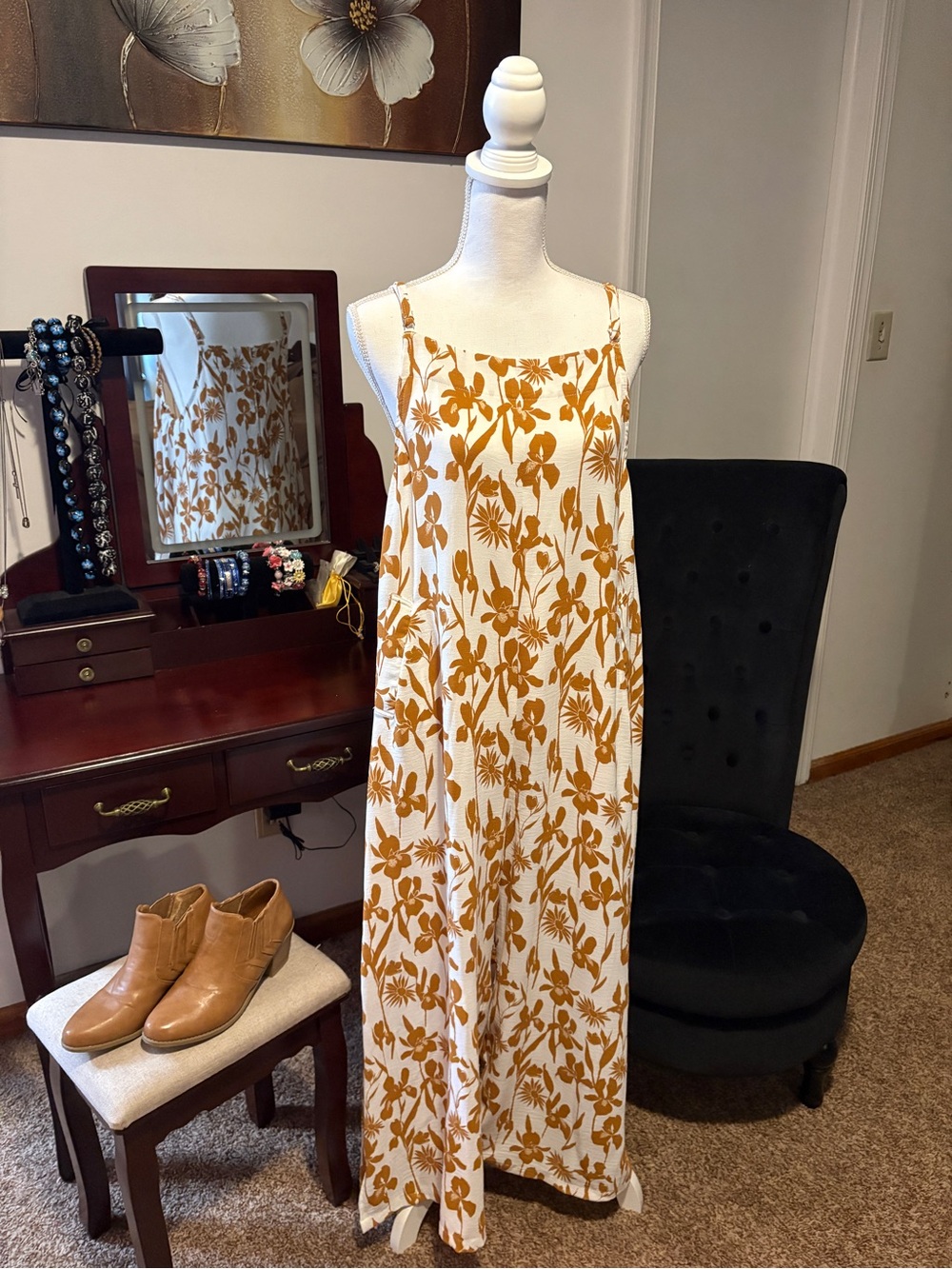 (EUC) White & Tan Print Jumpsuit w/ adjustable straps & pockets. 📦#Ready2Ship